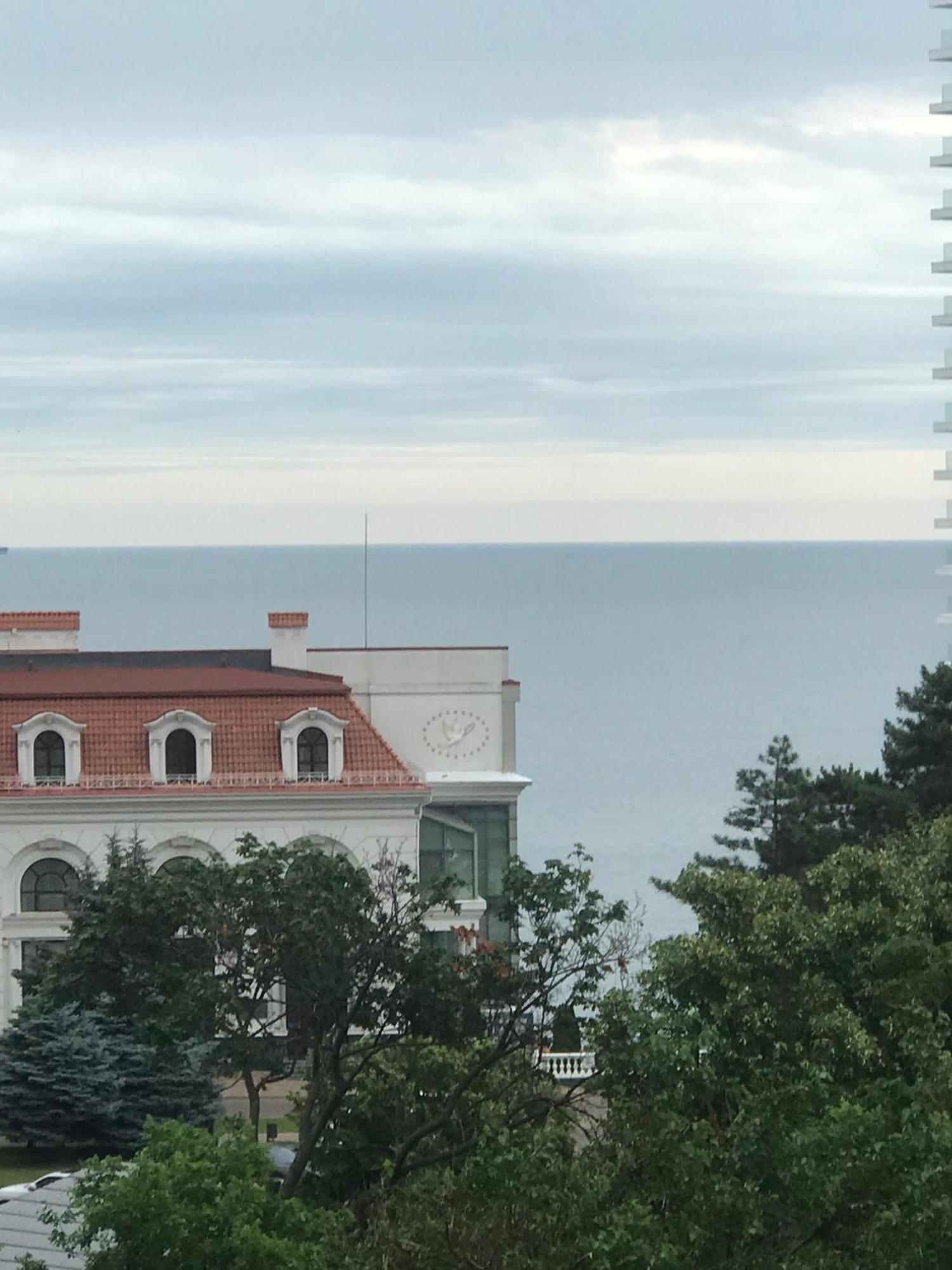 Спальня-студия с видом на море и парк Одесса Экстерьер фото